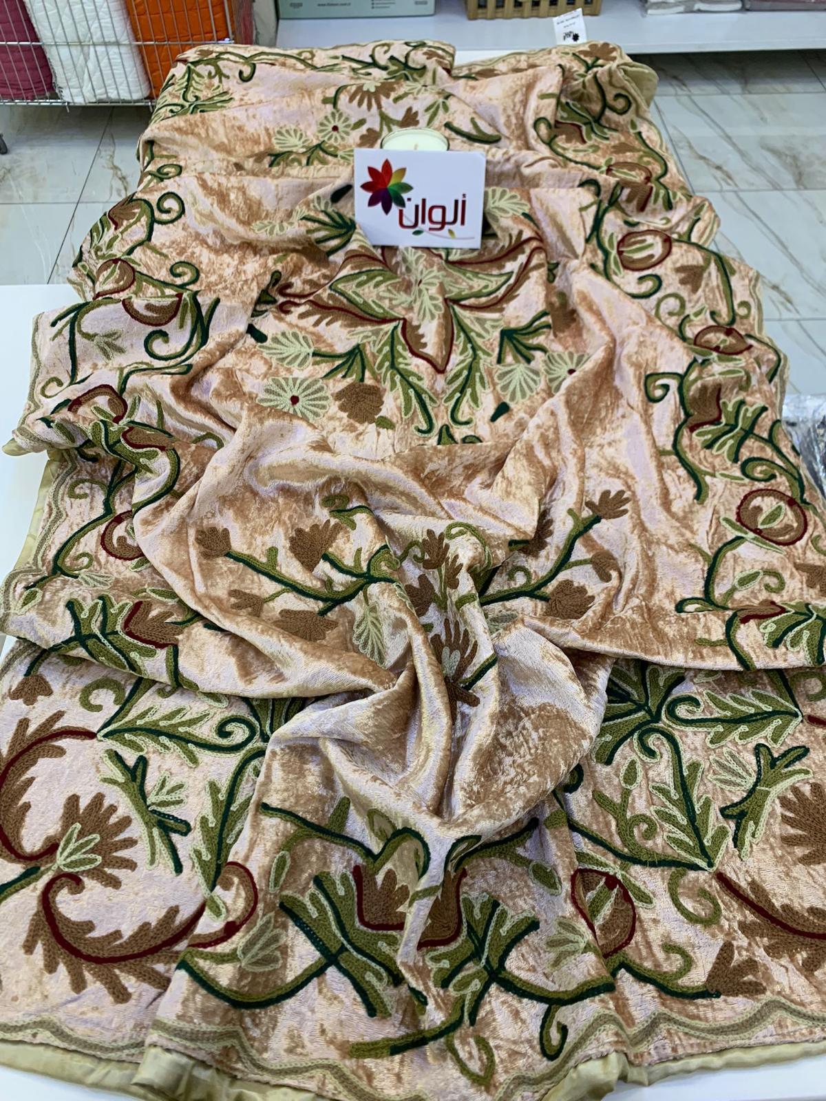 شرشف سفرة مخمل هندي بيج وزيتي