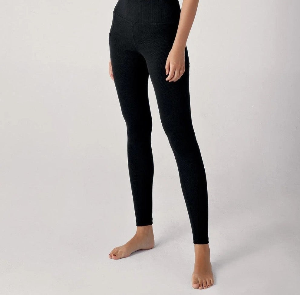 Leggings لون اسود