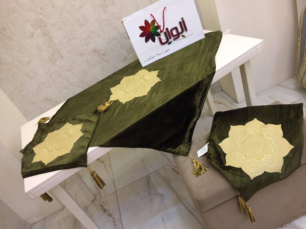شرشف وسط مع 2 اسكملات مخمل هندي زيتي