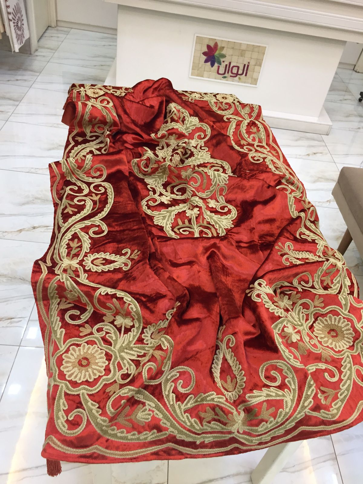شرشف سفرة مخمل هندي كرميدي